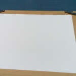 Leichte Rückwand, gummiertes Klebeband, Aufhänger, Abstandhalter